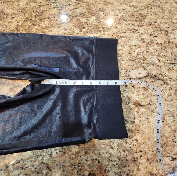 Carbon38 High Rise Biker Short inTakara Shine Black Women's Size Small - Picture 7 of 9